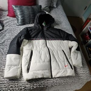 Nike Sportswear Repeat Synthetic Fill Medium Puffer Jacket